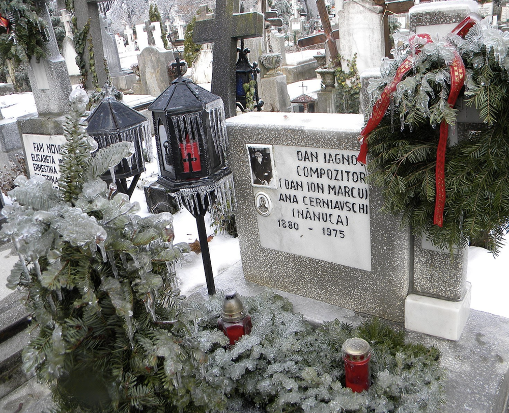 Holiday Headstone Decorations